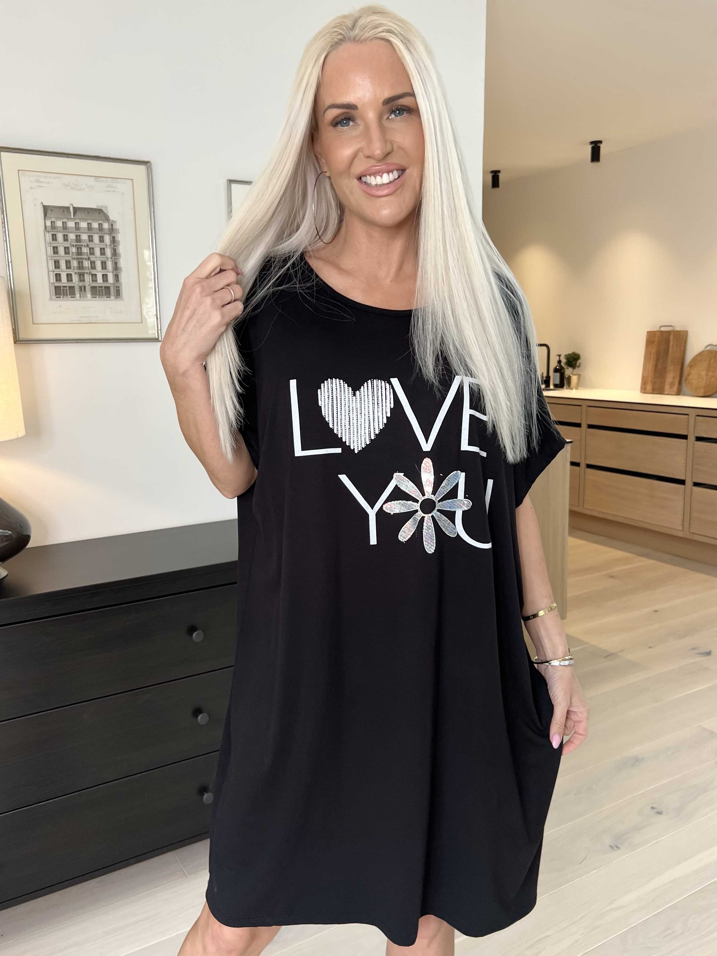 Edina - T-shirtklänning med tryck i viskosblandning